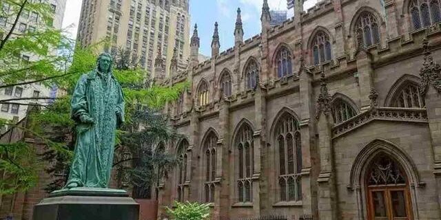 Tampilan patung John Watts yang ada di Trinity Church di Manhattan, New York (Foto: workandmoney)