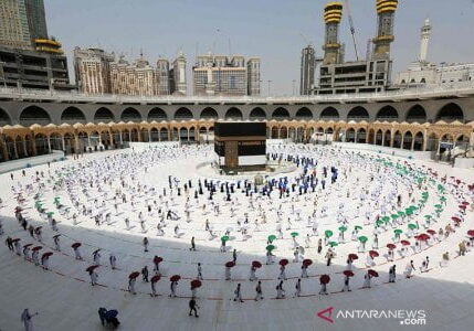 Dokumentasi - Jamaah haji melakukan tawaf, mengelilingi kabah, di Masjidil Haram dengan menjaga jarak pada ibadah haji tahun 2020 di Kota Mekah, Arab Saudi