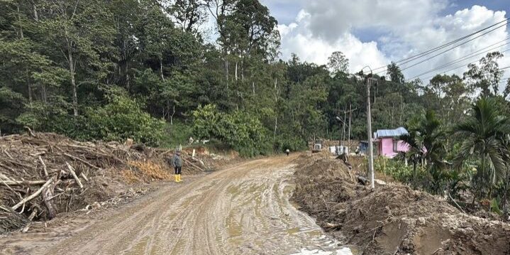 Membuka jalan untuk jalur logistik pasca bencana banjir dan longsor di Tapanuli Utara dan Tapanuli Tengah (Foto: Fadmin Malau)