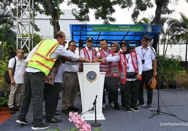 Menteri Perhubungan Budi Karya Sumadi meresmikan pengoperasian BISKITA Trans Bekasi Patriot


