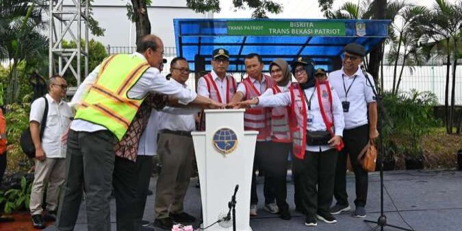 Menteri Perhubungan Budi Karya Sumadi meresmikan pengoperasian BISKITA Trans Bekasi Patriot


