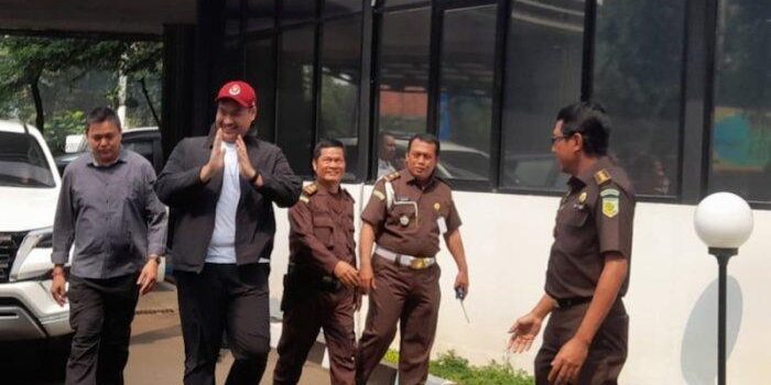 Menteri Pemuda dan Olahraga (Menpora), Dito Ariotedjo memenuhi panggilan Kejaksaan Agung terkait perkara dugaan korupsi pengadaan tower BTS Kominfo hari ini, Senin (3/7/2023). 


