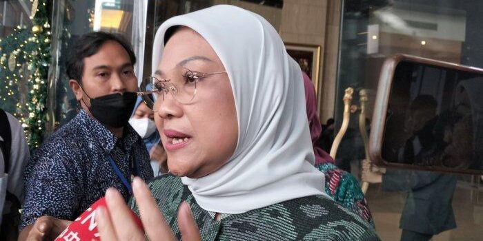 menteri-ketenagakerjaan-ida-fauziyah-usai-acara-outlook-perekonomian-indonesia-2023