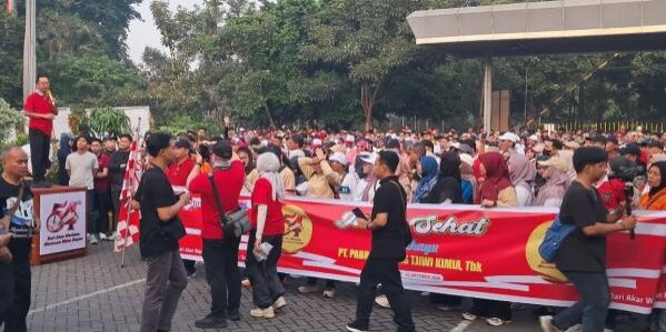 Direktur Utama Tjiwi Kimia Suhendra Wiriadinata memberangkatkan jalan sehat karyawan pada HUT ke-54 Tjiwi Kimia