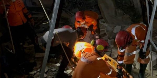 Search and Rescue melakukan pencarian korban setelah terjadi ledakan di Kompleks perumahan mewah Grand Polonia hingga dinihari. (Foto: dok istsar)