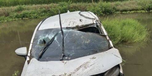 Minibus tergelincir di Lumban Julu Toba, masuk ke sawah


