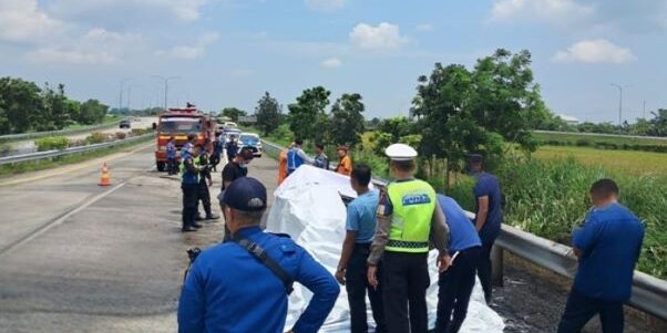 Petugas Jasa Marga mengevakuasi mobil yang terbakar di ruas Tol MKTT Km 04+400 arah Medan. (Foto: dok jasa marga)