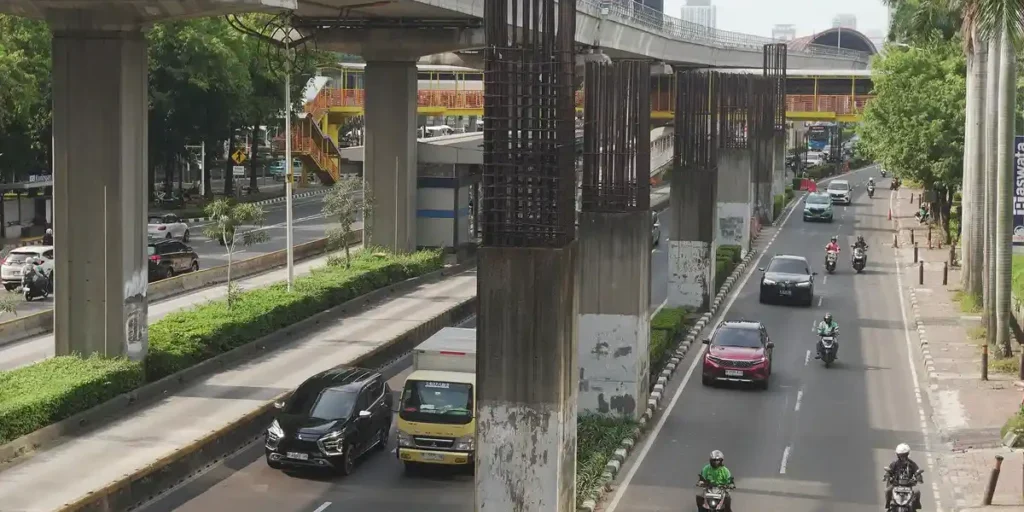 Pengendara melintas di dekat tiang bekas proyek monorel Jakarta di kawasan Jalan HR Rasuna Said, Kuningan, Jakarta,


