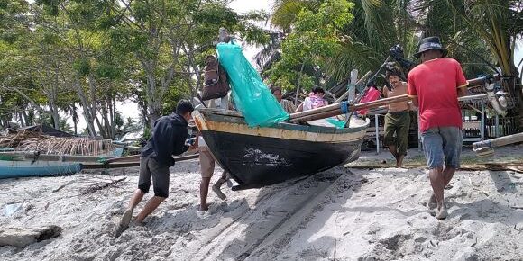Nelayan tradisional di kabupaten Tapanuli Tengah sedang beraktivitas (Foto: Fadmin Malau)