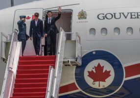 Perdana Menteri Kanada Justin Trudeau (kanan) bersama anaknya Xavier Trudeau (tengah) tiba di Terminal VVIP Bandara Soekarno Hatta