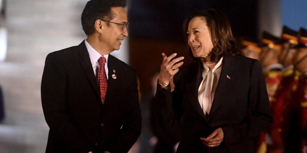 Wakil Presiden Amerika Serikat Kamala Harris disambut Menteri Kesehatan Budi Gunadi Sadikin