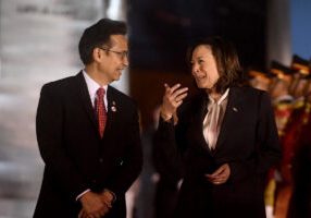 Wakil Presiden Amerika Serikat Kamala Harris disambut Menteri Kesehatan Budi Gunadi Sadikin