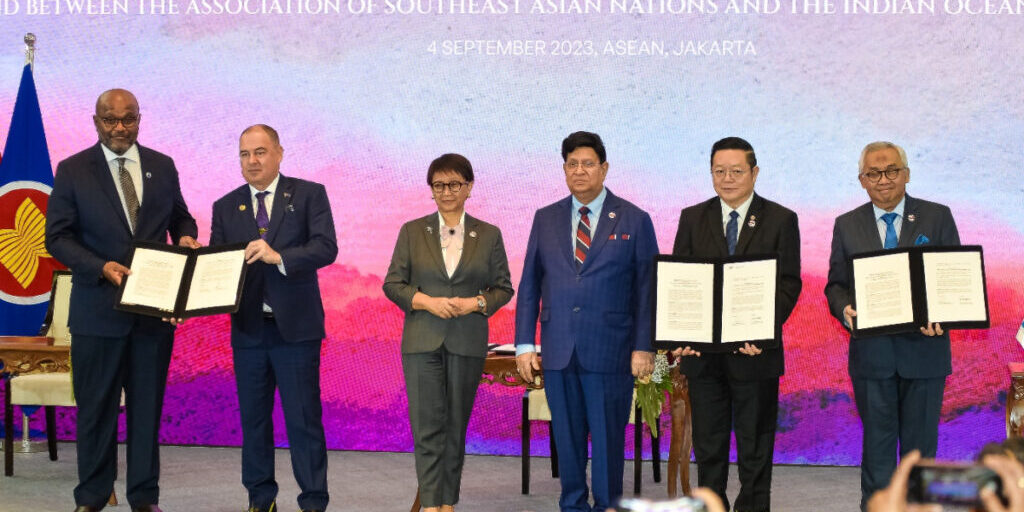 (dari kiri) Deputi Sekjen Pacific Islands Forum (PIF) Esala Nayasi, Menlu Cook Islands Mark Brown, Menlu Retno Marsudi, Menlu Bangladesh AK Abdul Momen, Sekjen ASEAN Kao Kim Hourn dan Sekjen IORA Salman Al Farisi menunjukkan naskah kerja sama Sekretariat ASEAN dengan IORA dan PIF