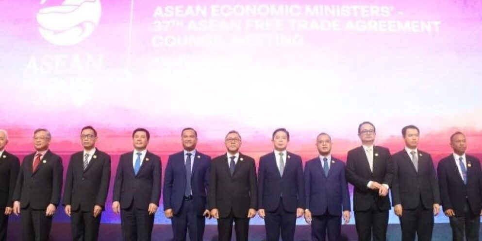 Menteri Perdagangan RI Zulkifli Hasan (tengah) dan para menteri bidang ekonomi dari ASEAN dalam ASEAN AFTA Council Meeting sebagai rangkaian Pertemuan Menteri Ekonomi ASEAN di Semarang Sabtu (19/8/2023)