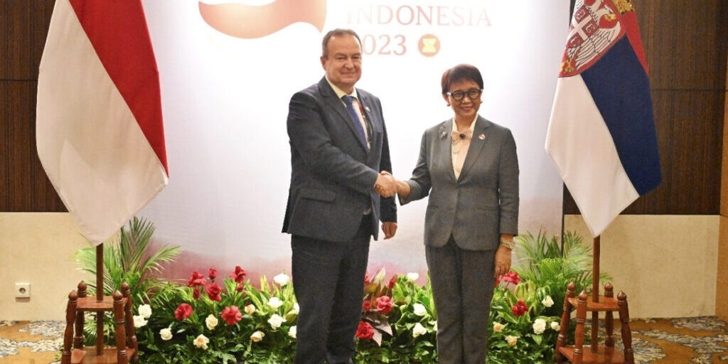 Menteri Luar Negeri RI Retno Marsudi bertemu Menteri Luar Negeri Serbia, Ivica Dačić pada KTT ke-43 ASEAN di Jakarta