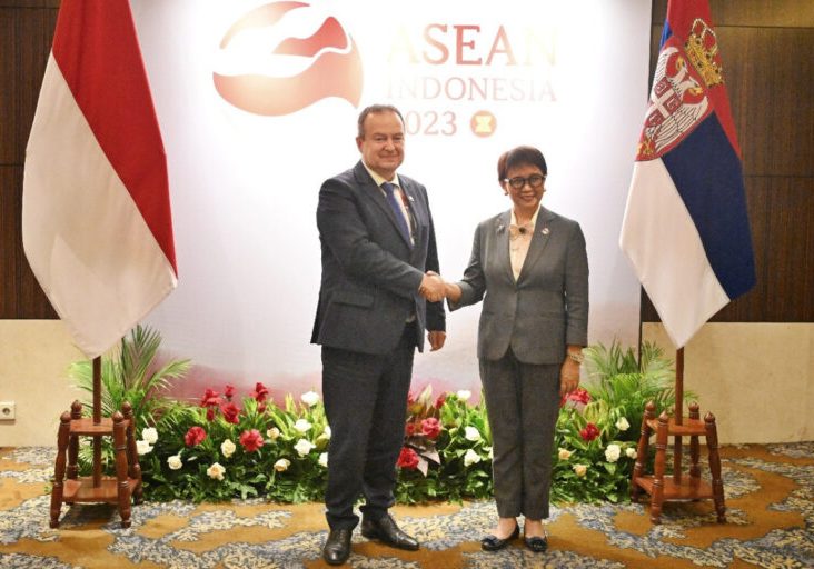 Menteri Luar Negeri RI Retno Marsudi bertemu Menteri Luar Negeri Serbia, Ivica Dačić pada KTT ke-43 ASEAN di Jakarta