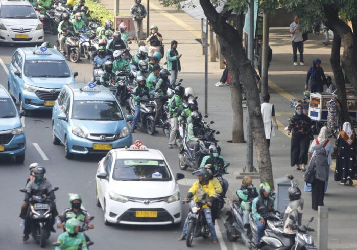 Ilustrasi Ojol &amp; Taksi ngetem di Jalan Gatot Subroto