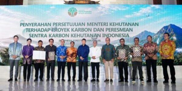 Penyerahan persetujuan Menteri Kehutanan untuk perdagangan karbon kepada empat proyek karbon kehutanan