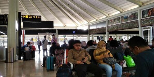 Para penumpang pesawat di gate bandar udara internasional Soekarno-Hatta (Foto: Fadmin Malau)

