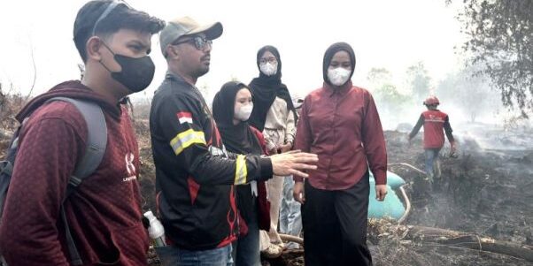 Satgas karhutla Jambi dan PT WKS memberikan edukasi terkait penanganan karhutla kepada mahasiswa. (Foto: dok. Humas PT WKS)