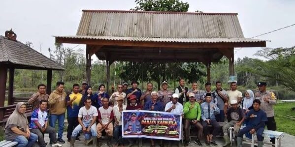 PT Arara Abadi bersama Polsek Tualang dan Penghulu Sosialisasi cegah Karhutla di Pinang Sebatang Barat. (Foto: dok. Indah Kiat)


