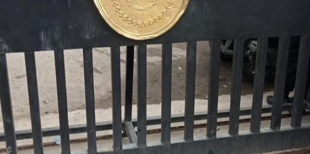 Pintu gerbang utama rusak dan Logo Pengadilan Negeri Medan rusak pasca demo sejumlah massa menuntut pembebasan Toni Aji Anggoro