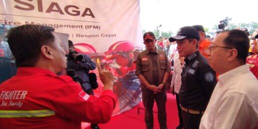 Direktur APP Group, Suhendra Wiriadinata meninjau kesiapsiagaan tim dari APP Group

