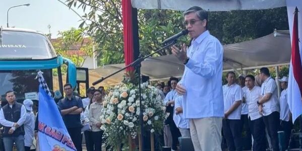 Menteri Ketenagakerjaan Yassierli melepas mudik bersama