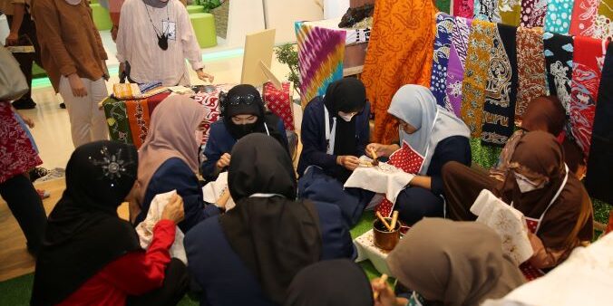 Ekamas Fortuna group Sinarmas mendukung pengrajin batik menenun corak tradisional

