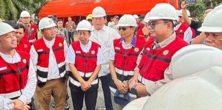 Direktur APP Group, Suhendra Wiriadinata dan Wakil Menteri Kehutanan RI, Sulaiman Umar Sidiq, saat meninjau fasilitas lapangan