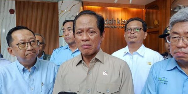 Wamenko Bidang Pangan Hanif Faisol Nurofiq saat mengunjungi PT Indah Kiat Pulp and Paper Serang, melihat mesin RDF. (Foto: dok IKPP)