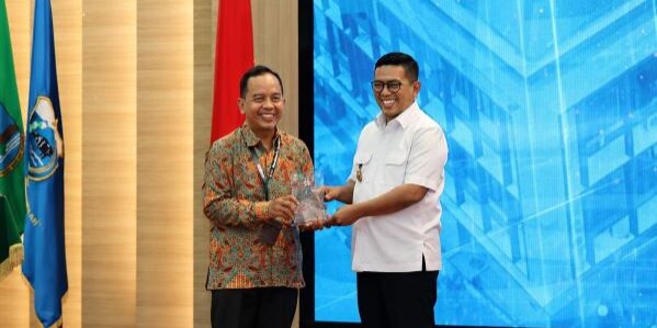 Penghargaan diterima oleh Head Sustainability PT Indah Kiat Pulp & Paper, Kholisul Fatikhin

