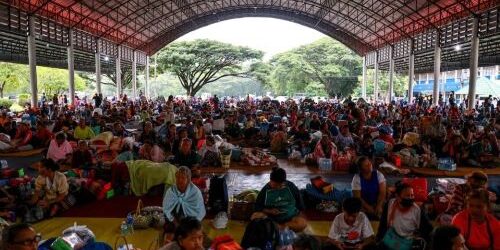 Warga sipil beristirahat di penampungan sementara di provinsi Srisaket, Thailand. (Foto: Repro Reuters)