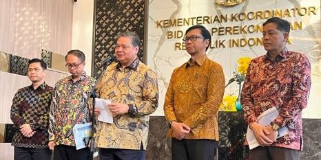 Menteri Koordinator Bidang Perekonomian Airlangga Hartarto (tengah) Konferensi Pers Diseminasi Hasil Perundingan IEU CEPA di Jakarta