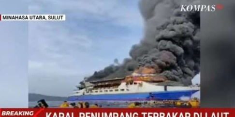 Kapal Motor Gregorius Barcelona 5 kebakaran di perairan depan Pulau Talise, Minahasa Utara, Sulawesi Utara, pada Minggu (20/7/2025)
