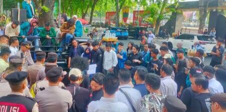 Aliansi BEM SI menggelar Aksi ‘Indonesia Cemas’ di DPRD Sumut