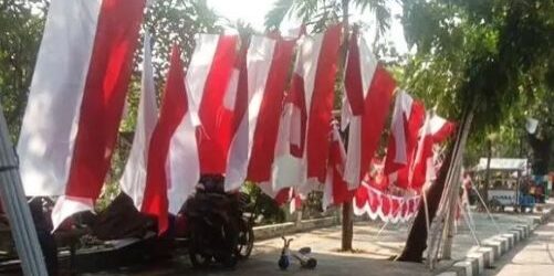 Pedagang bendera Merah Putih di trotoar jalan di kota Medan