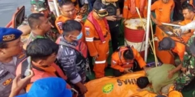Petugas Basarnas mengevakuasi para korban penumpang kapal boat yang terbalik di perairan Tapteng

