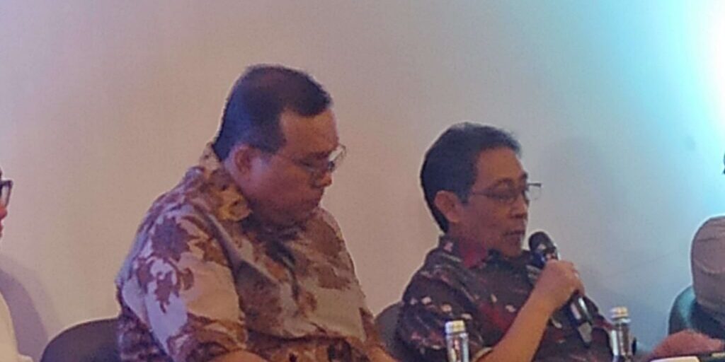 Direktur Utama Bursa Efek Indonesia (BEI) Iman Rachman dan Kepala Departemen Pengaturan dan Pengembangan Pasar Modal Otoritas Jasa Keuangan, Antonius Hari dalam acara workshop Pasar Modal di Balikpapan, Jumat (17/11/2023).