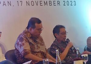 Direktur Utama Bursa Efek Indonesia (BEI) Iman Rachman dan Kepala Departemen Pengaturan dan Pengembangan Pasar Modal Otoritas Jasa Keuangan, Antonius Hari dalam acara workshop Pasar Modal di Balikpapan, Jumat (17/11/2023).