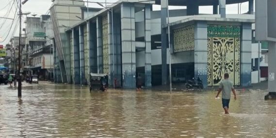 Banjir menggenangi ruas ruas jalan di Tebingtinggi


