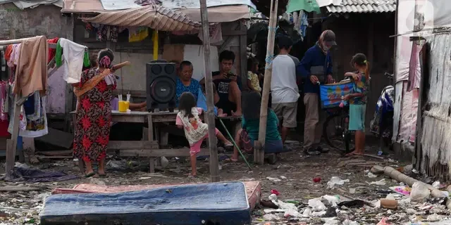 Warga melakukan aktivitas di daerah kumuh kawasan Jakarta, Kamis (13/1/2022). Wakil Presiden Ma'ruf Amin mengatakan, dari 147 kabupaten/kota wilayah pesisir ada 1,3 juta masyarakat miskin ekstrem yang jadi target pengentasan. 