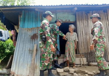 Pamtas bagikan sembako pada warga perbatasan NTT | Pendam