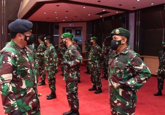 Panglima TNI Marsekal TNI Hadi Tjahjanto menerima Laporan Korps Kenaikan Pangkat 34 Perwira Tinggi (Pati) TNI yang terdiri dari 25 Pati TNI AD, tiga Pati TNI AL dan enam Pati TNI AU di Mabes TNI, Cilangkap, Jakarta Timur pada Selasa (27/4/2021). 

