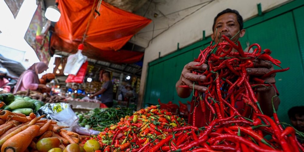 Pedagang merapikan dagangannya di salah satu pasar tradisional di Bogor, Jawa Barat

