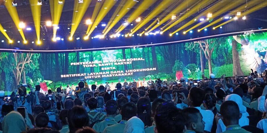 Para pekebun menerima penghargaan dari Presiden Jokowi di Festival LIKE 2 di JCC, Jumat (9/8/2024).