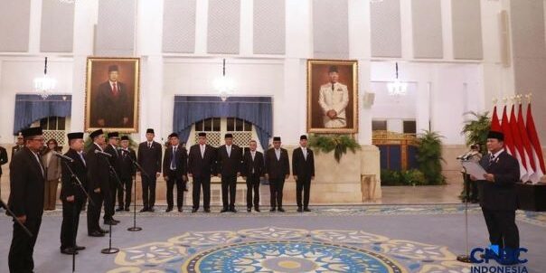 Presiden Prabowo Subianto melantik pejabat menteri dan pejabat setingkat menteri dalam reshuffle kabinet di Istana Negara, Jakarta, Senin (27/4/2026) sore