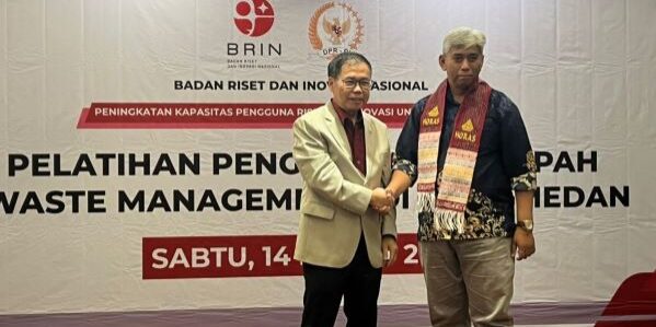 Anggota DPR RI dr Sofyan Tan diabadikan saat Pelatihan Pengolahan Sampah dilaksanakan BRIN