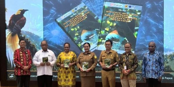 Perwakilan Pemerintah Provinsi Papua, Universitas Cenderawasih, BKSDA Papua, dan Sinar Mas Agribusiness and Food foto bersama