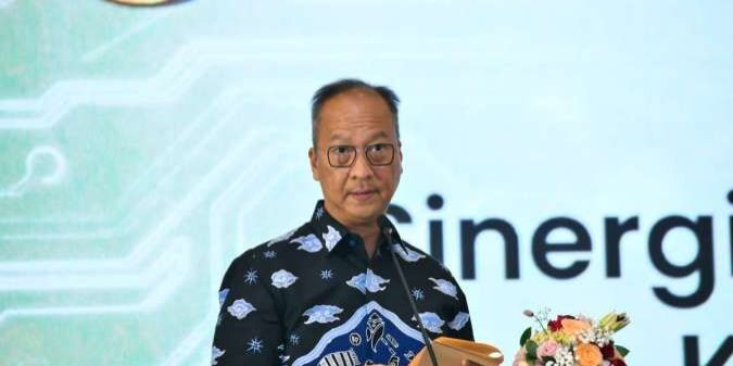  Menteri Perindustrian Agus Gumiwang Kartasasmita

